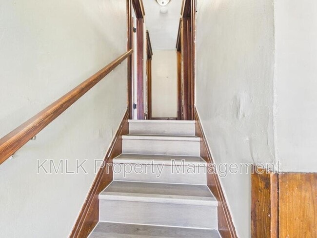 Building Photo - 701 Kling St