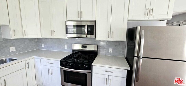 Building Photo - 158 S Elm Dr