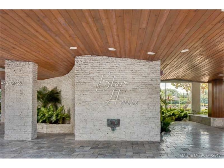 Building Photo - 9100 W Bay Harbor Dr