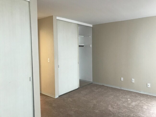 Building Photo - Make This Condo A Place You Can Call Home!!
