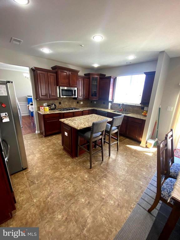 Building Photo - 2716 Lake Forest Dr