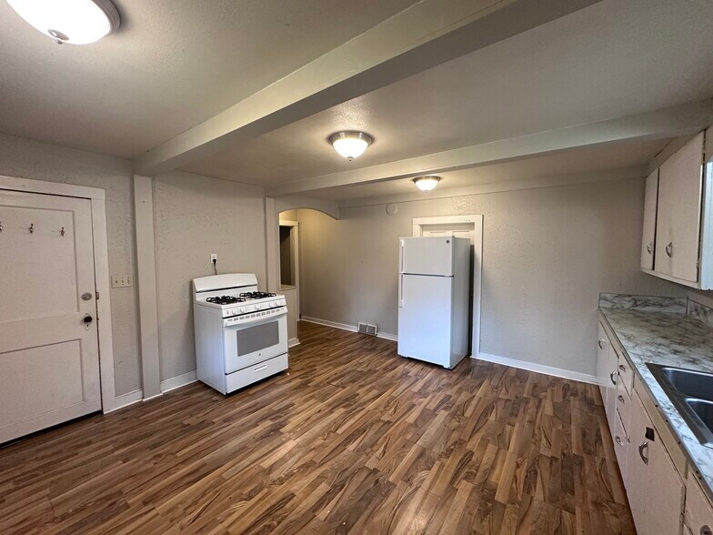 Building Photo - 629 Park Ave