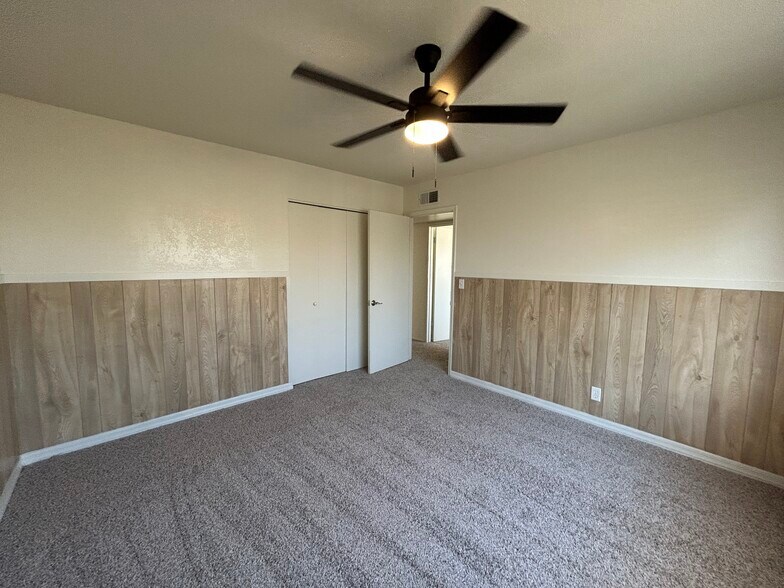 Building Photo - 7222 W Rose Ln