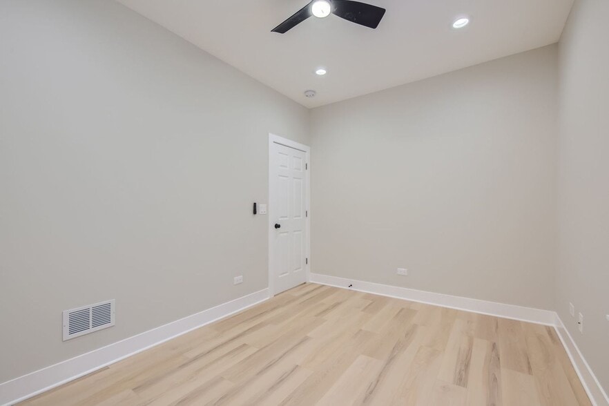 Building Photo - 4908 N Rockwell St