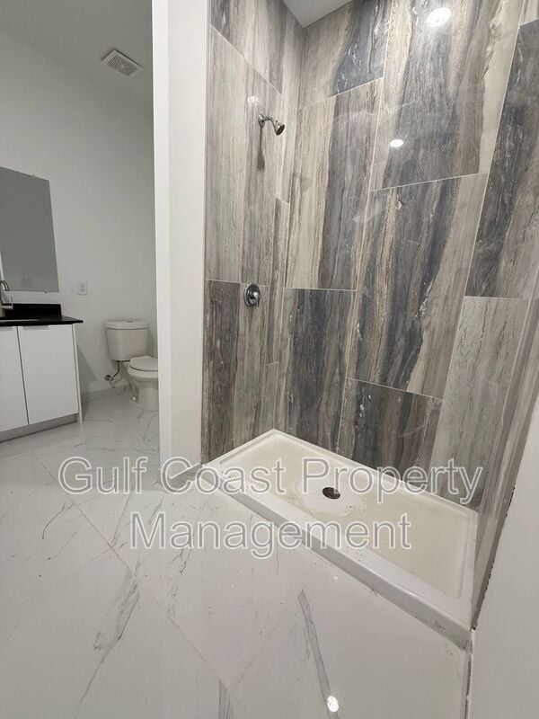 Building Photo - 2052 NE 18th Terrace