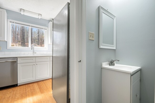 Building Photo - Peaceful on Poplar