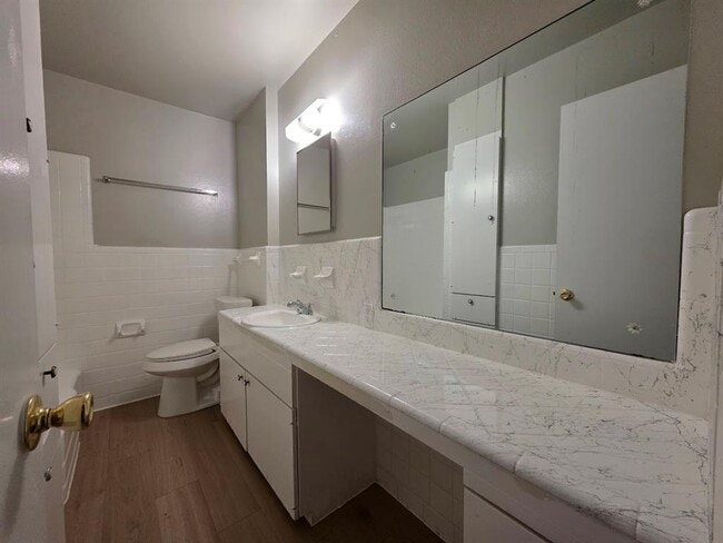 Building Photo - 701 E 45th St