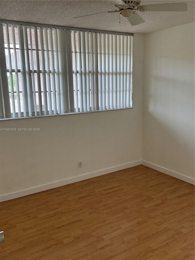 Building Photo - 1811 Sabal Palm Dr