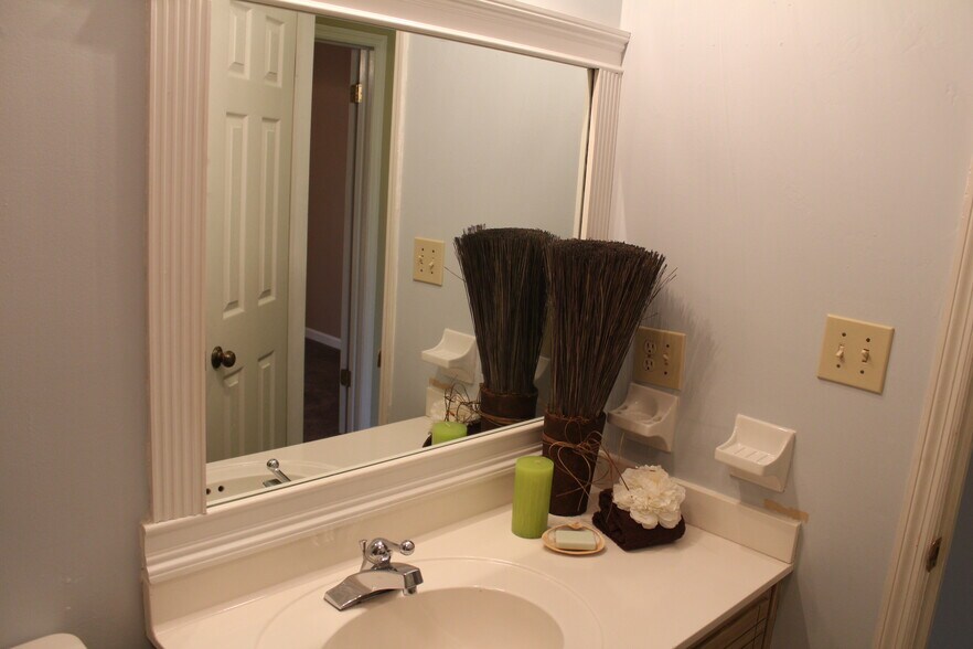 MAIN BATHROOM! - 3730 Old Flowery Branch Road