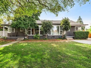 Building Photo - Welcome to this charming 2-bedroom