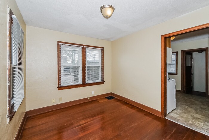 Building Photo - 106 9th Ave N