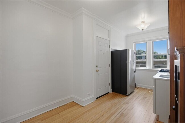 Building Photo - Large Studio in Andersonville