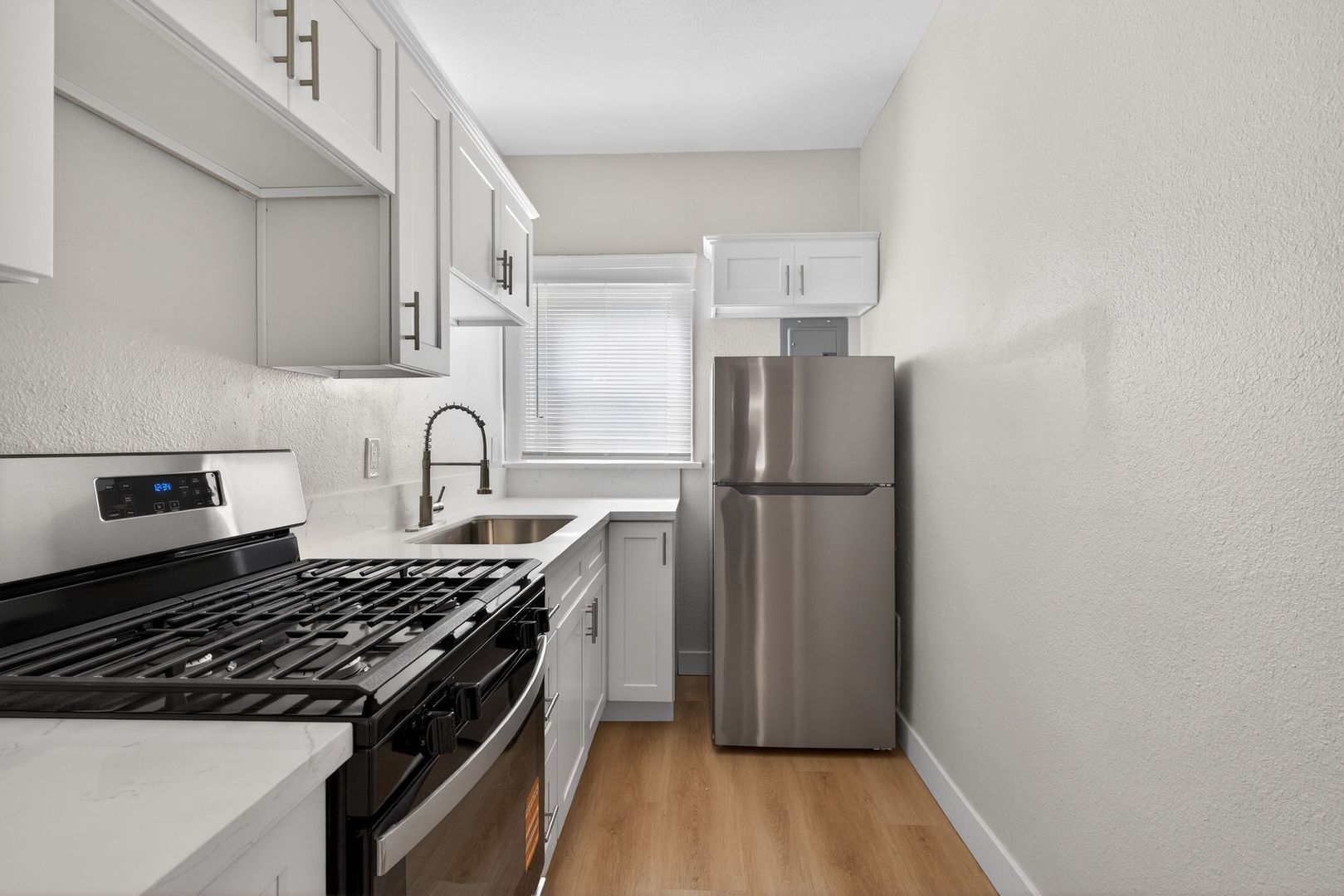 Building Photo - 915 Cherry Ave