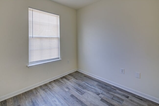 Building Photo - End Unit in New Castle -Showing Sunday 8/1...