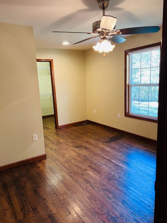 Building Photo - 2 bed 1.5 Bath Single Family Home