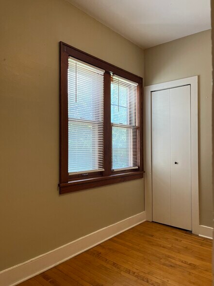 Building Photo - 1211 E Saveland Ave