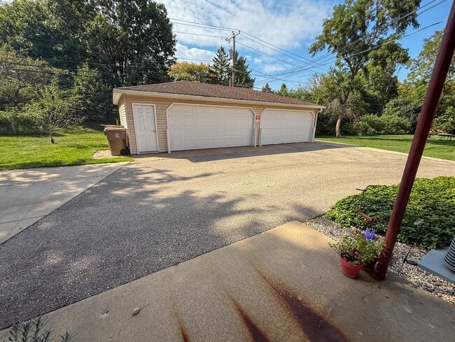 Building Photo - 426 Rushmore Ln