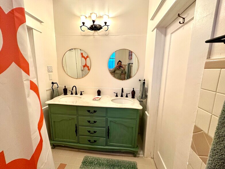 Bathroom wi/ double sinks - 2811 Buena Vista St