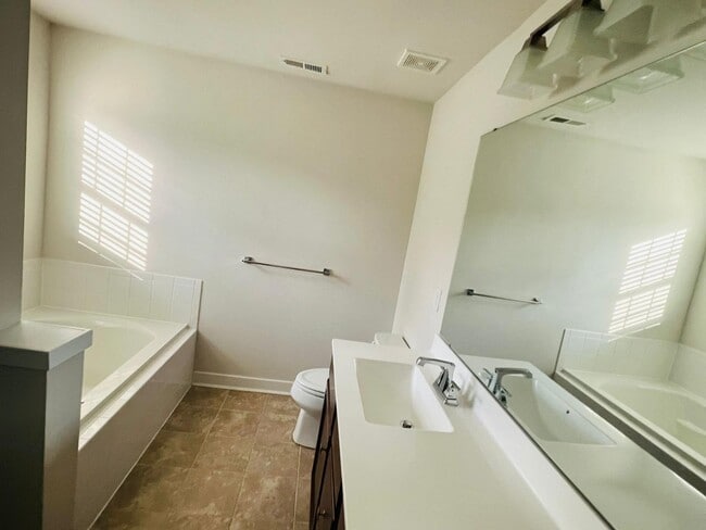 Building Photo - 1303 Samuel Dr