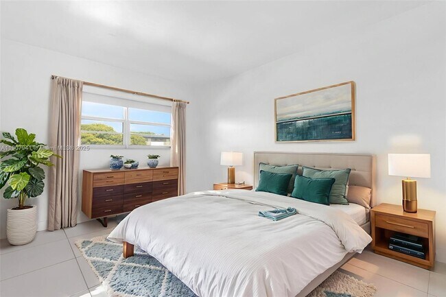 Building Photo - 1690 NE 191st St