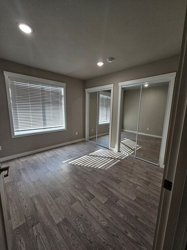 Building Photo - 2508001