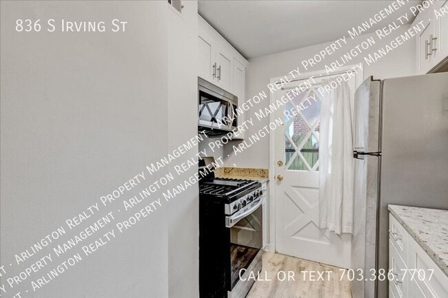 Building Photo - 836 S Irving St