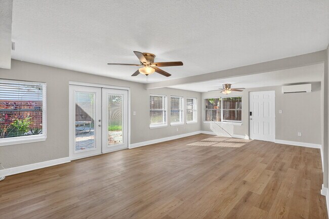 Building Photo - 541 40th Ave NE