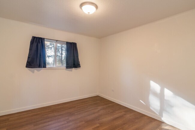 Building Photo - Quaint Farmhouse near Silverlake!
