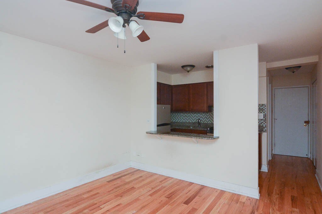 Building Photo - 675 W Wrightwood Ave