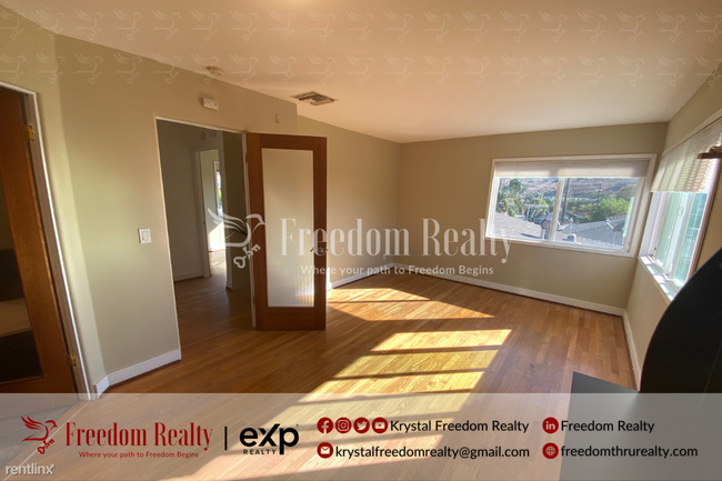 Building Photo - 3 br, 2 bath Triplex - 1765 Los Feliz Driv...