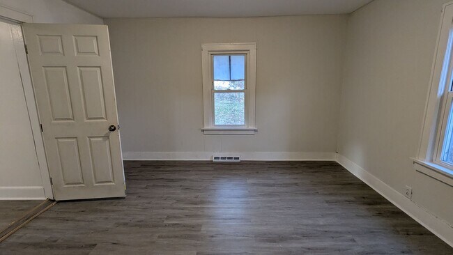 Building Photo - Charming 5-bedroom home located in the heart of Akron