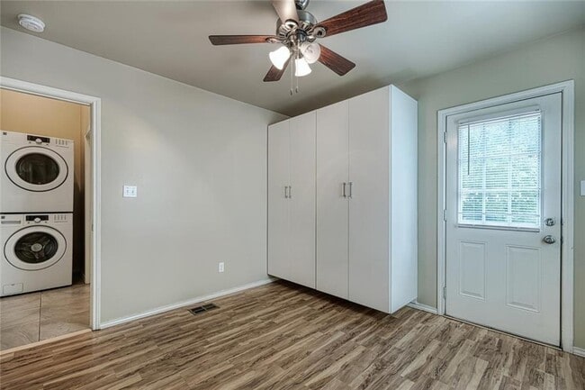 Building Photo - 2705 La Mesa Dr