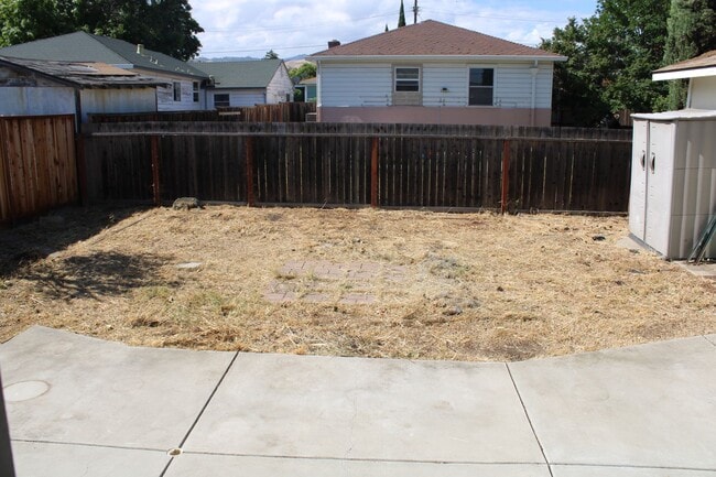 Building Photo - ***COMING SOON*** Three Bedroom, 1 1/2 Bathroom House with 2 Garages and Side Yard Access in Pitt...
