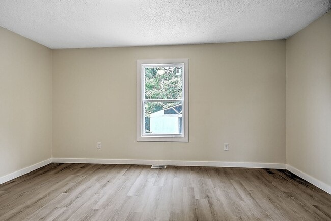 Building Photo - 4 Bedrooms 3 Baths Bristol TN