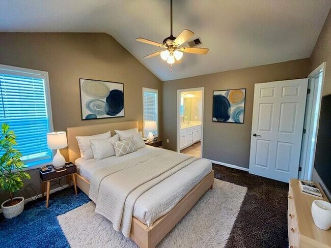 Building Photo - AFFORDABLE, SPACIOUS RANCH STYLE DUPLEX IN RAYMORE!