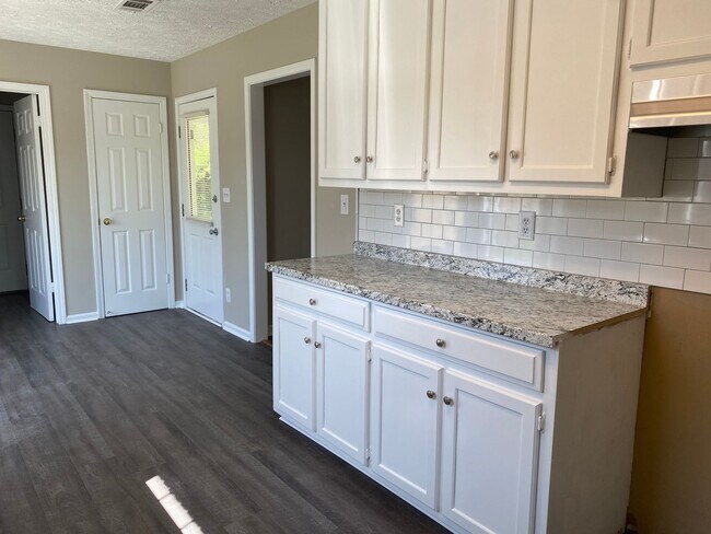 Building Photo - Charming 3-Bedroom Brick Home with Modern ...
