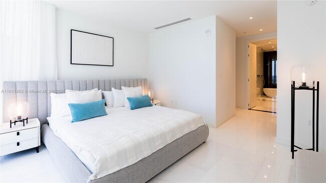 Building Photo - 300 Biscayne Blvd Way