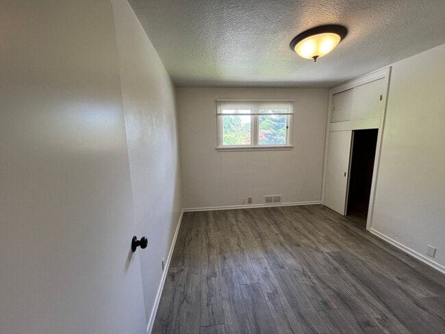 Building Photo - Bremerton Duplex