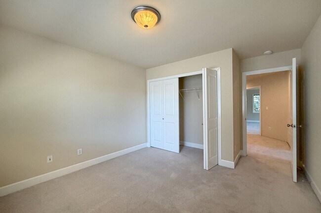 Building Photo - 5Bd/2.75Ba Sammamish Home