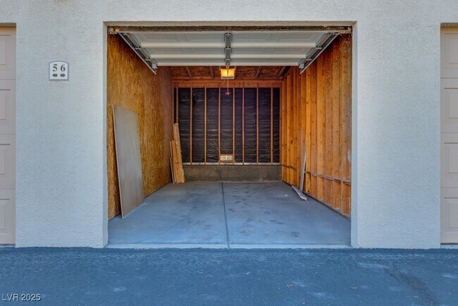 Building Photo - 2305 W Horizon Ridge Pkwy