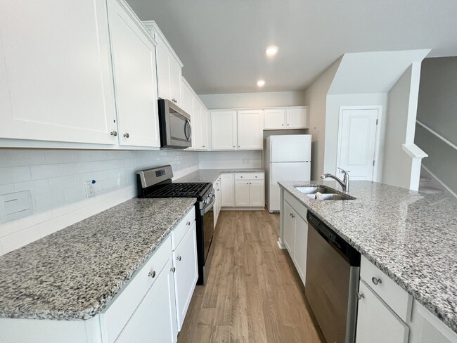 Building Photo - Spacious Four Bedroom Townhome w/ Garage! ...