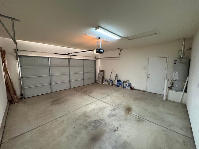 Building Photo - NW Visalia Available Now!