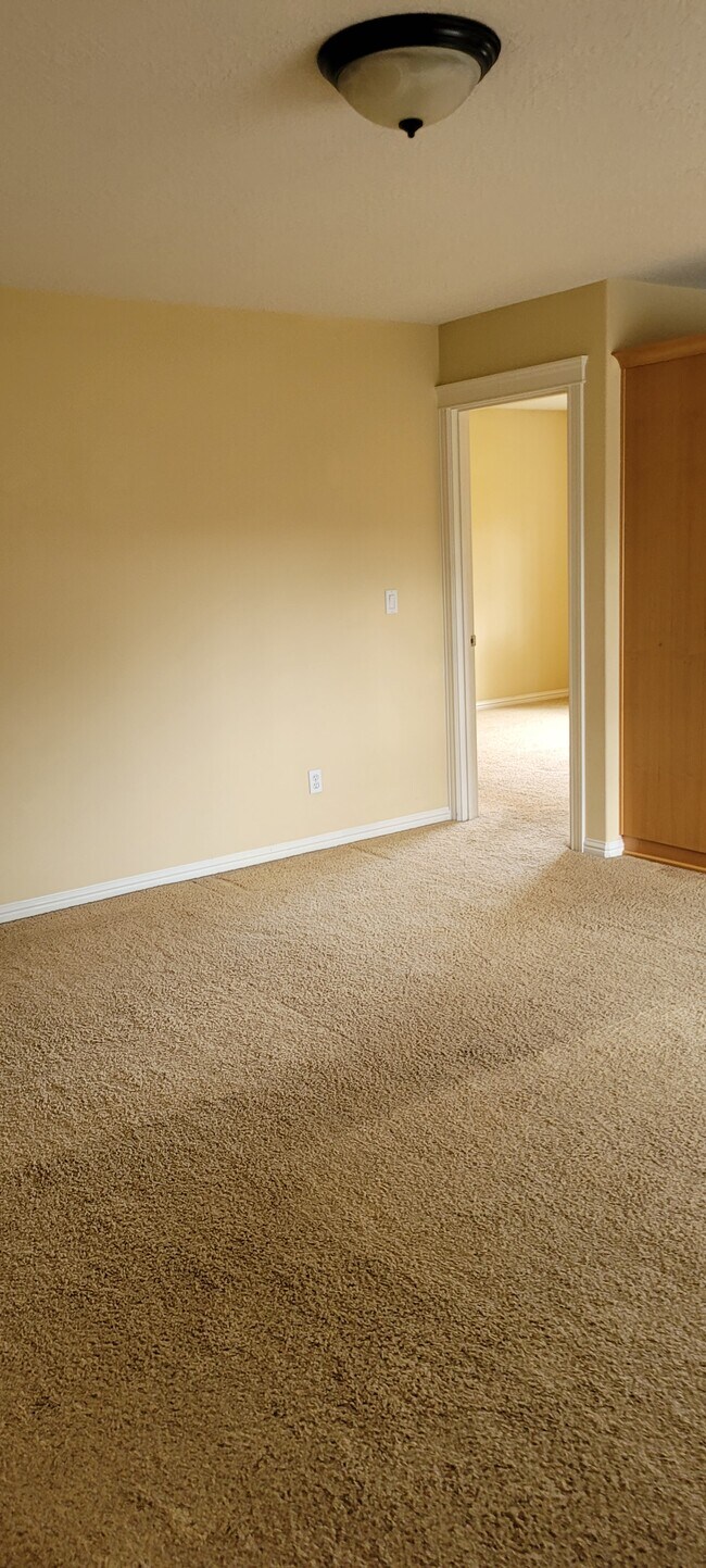 Building Photo - 539 SE Oak Grove Ave