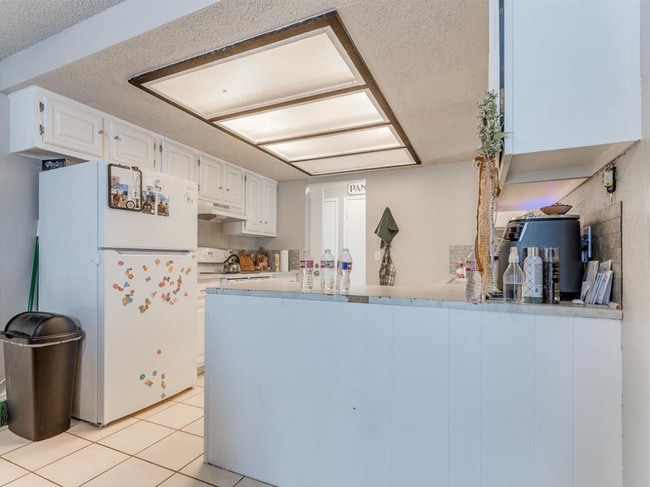 Building Photo - 6916 Woodlake Dr