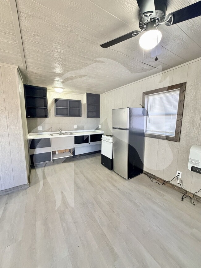 Building Photo - "Charming Studio Retreat at 334 1/2 South Pine Street, Ponca City!"