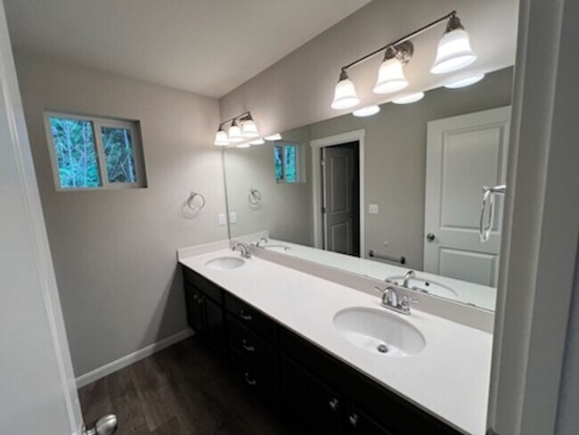 Building Photo - 5 Bedroom plus a Bonus Room in Gig Harbor