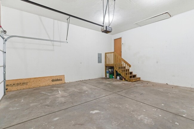 Building Photo - 3 Bedroom | 2 Bathroom | 2 Car Garage | Springfield MO | Fenced Back Yard!