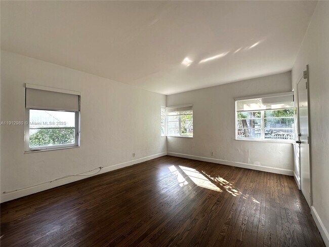 Building Photo - 969 Bay Dr