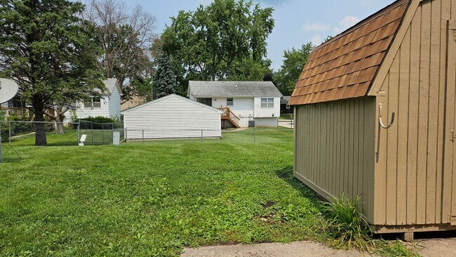 Building Photo - 2018 E Caulder Ave