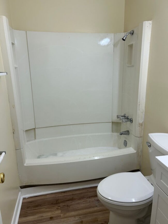 Building Photo - 4 bedroom and 2 bathroom